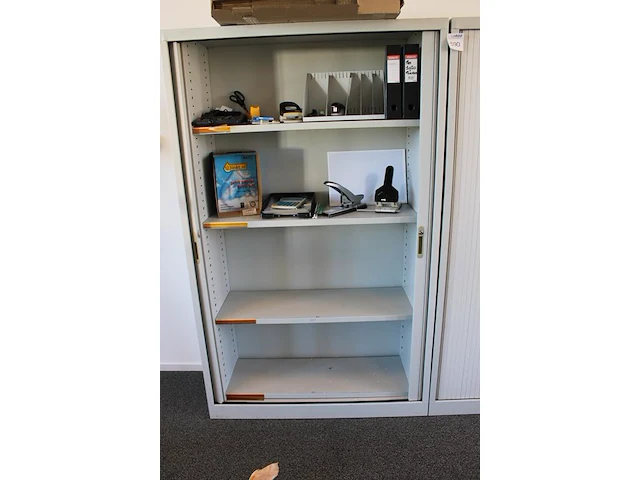 Twee archiefkasten met roldeuren. afmeting 120 x 45 cm. hoogte 198 cm - afbeelding 3 van  4