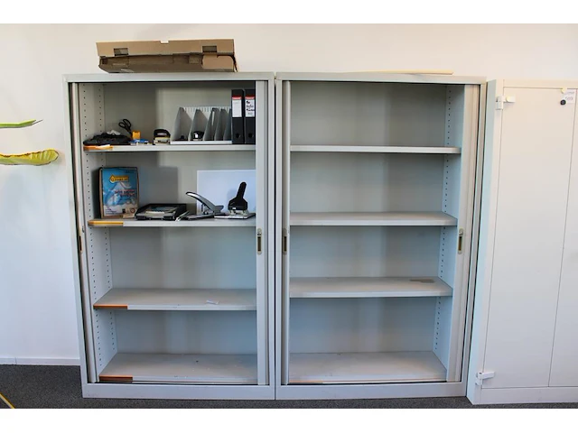 Twee archiefkasten met roldeuren. afmeting 120 x 45 cm. hoogte 198 cm - afbeelding 4 van  4