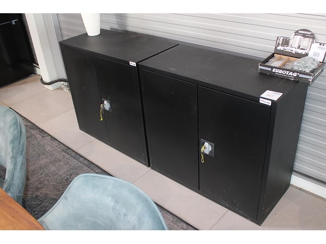 Twee archiefkasten met twee deuren. afmeting 80 x 38 x 75 cm. sleutels aanwezig. - afbeelding 1 van  2