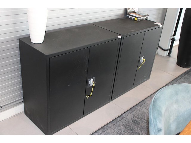 Twee archiefkasten met twee deuren. afmeting 80 x 38 x 75 cm. sleutels aanwezig. - afbeelding 2 van  2