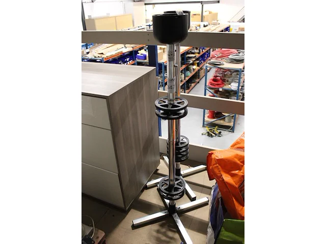 Twee bandenopslagpilaren nn hoogte 114 cm. - afbeelding 2 van  2