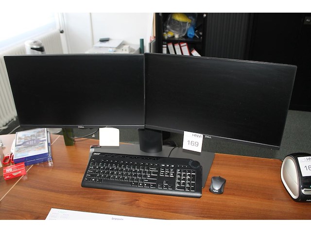 Twee beeldschermen dell 22 inch met toetsenbord en muis. - afbeelding 1 van  2