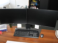 Twee beeldschermen dell 22 inch met toetsenbord en muis. - afbeelding 1 van  2