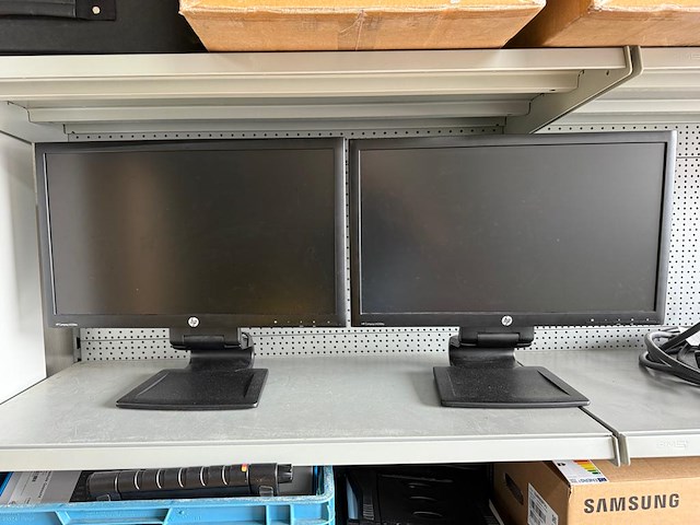 Twee beeldschermen hp compaq la2306x . in hoogte verstelbaar en draaibaar - afbeelding 1 van  3