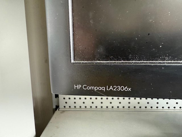 Twee beeldschermen hp compaq la2306x . in hoogte verstelbaar en draaibaar - afbeelding 2 van  3