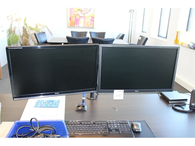 Twee beeldschermen iiyama 24 inch met toetsenbord en muis - afbeelding 1 van  2