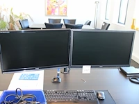 Twee beeldschermen iiyama 24 inch met toetsenbord en muis