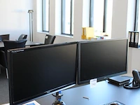 Twee beeldschermen iiyama 24 inch met toetsenbord en muis - afbeelding 2 van  2