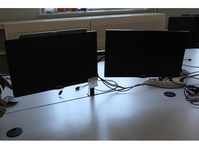 Twee beeldschermen philips 240v5q op verstelbare draagarm. met monitorlamp. - afbeelding 1 van  3