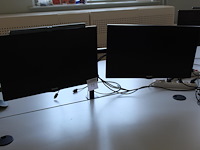 Twee beeldschermen philips 240v5q op verstelbare draagarm. met monitorlamp.