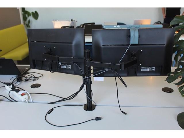 Twee beeldschermen philips 240v5q op verstelbare draagarm. met monitorlamp. - afbeelding 2 van  3