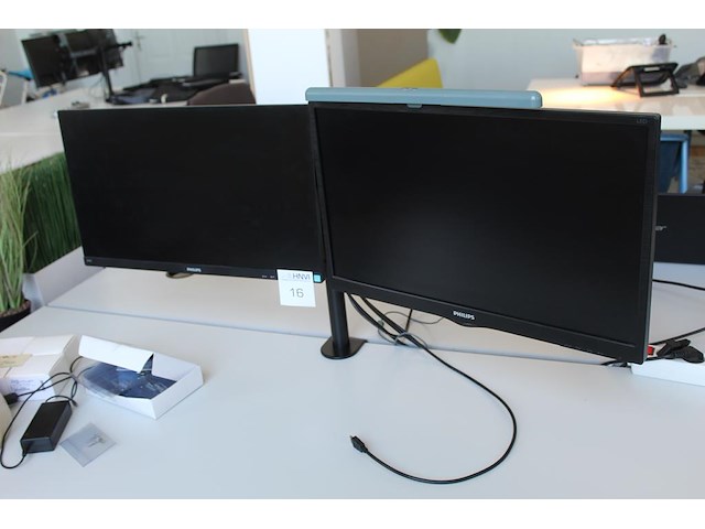 Twee beeldschermen philips 243v7q op verstelbare draagarm. met monitorlamp. - afbeelding 1 van  3