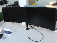 Twee beeldschermen philips 243v7q op verstelbare draagarm. met monitorlamp.