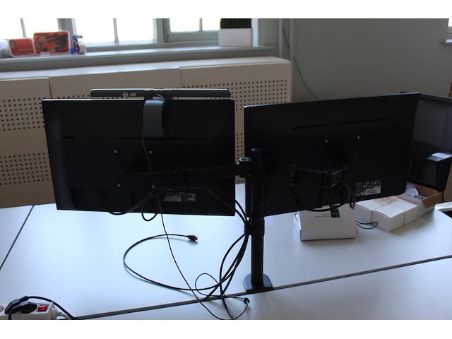 Twee beeldschermen philips 243v7q op verstelbare draagarm. met monitorlamp. - afbeelding 2 van  3