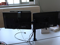 Twee beeldschermen philips 243v7q op verstelbare draagarm. met monitorlamp. - afbeelding 2 van  3