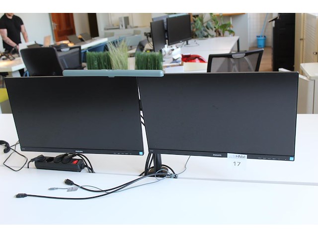 Twee beeldschermen philips 243v7q op verstelbare draagarm. met monitorlamp. - afbeelding 1 van  3