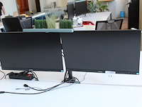 Twee beeldschermen philips 243v7q op verstelbare draagarm. met monitorlamp.