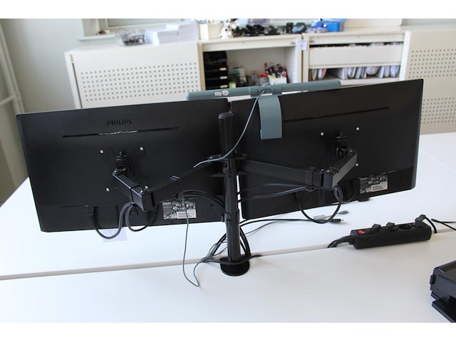 Twee beeldschermen philips 243v7q op verstelbare draagarm. met monitorlamp. - afbeelding 2 van  3