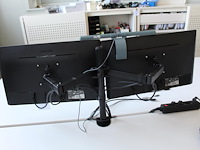 Twee beeldschermen philips 243v7q op verstelbare draagarm. met monitorlamp. - afbeelding 2 van  3
