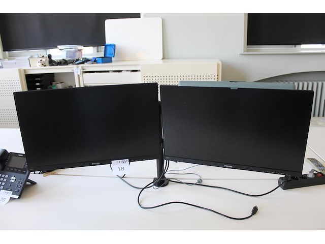 Twee beeldschermen philips 243v7q op verstelbare draagarm. met monitorlamp. - afbeelding 1 van  3