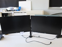 Twee beeldschermen philips 243v7q op verstelbare draagarm. met monitorlamp.