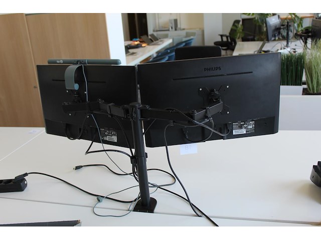 Twee beeldschermen philips 243v7q op verstelbare draagarm. met monitorlamp. - afbeelding 2 van  3