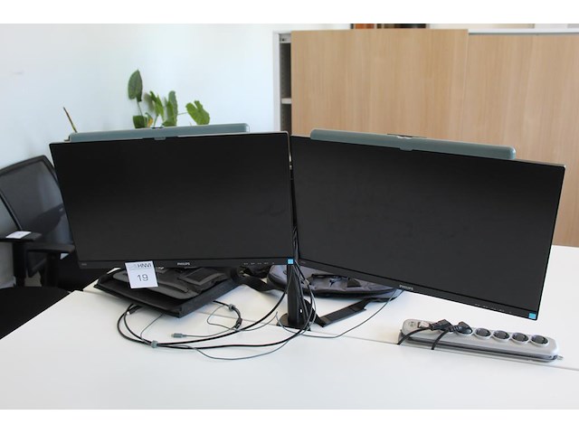 Twee beeldschermen philips 243v7q op verstelbare draagarm. met twee monitorlampen. - afbeelding 1 van  3