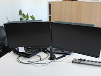 Twee beeldschermen philips 243v7q op verstelbare draagarm. met twee monitorlampen.