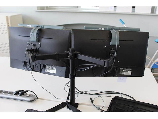 Twee beeldschermen philips 243v7q op verstelbare draagarm. met twee monitorlampen. - afbeelding 2 van  3
