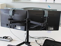 Twee beeldschermen philips 243v7q op verstelbare draagarm. met twee monitorlampen. - afbeelding 2 van  3