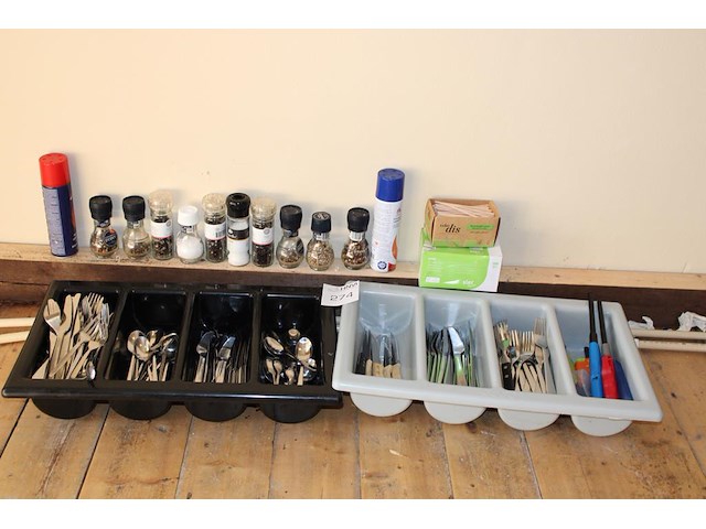 Twee bestekbakken met messen, vorken, lepels en aanstekers. - afbeelding 1 van  2