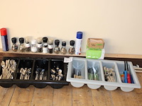 Twee bestekbakken met messen, vorken, lepels en aanstekers. - afbeelding 1 van  2