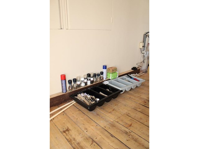 Twee bestekbakken met messen, vorken, lepels en aanstekers. - afbeelding 2 van  2