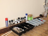 Twee bestekbakken met messen, vorken, lepels en aanstekers. - afbeelding 2 van  2