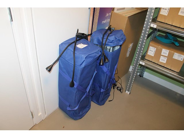 Twee beurswanden met verlchting. - afbeelding 1 van  3