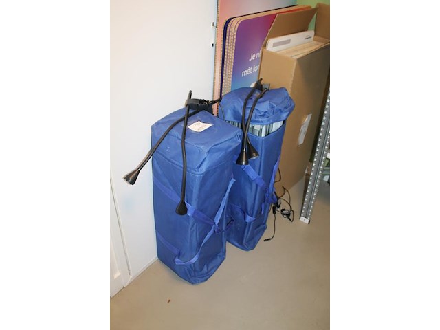 Twee beurswanden met verlchting. - afbeelding 2 van  3