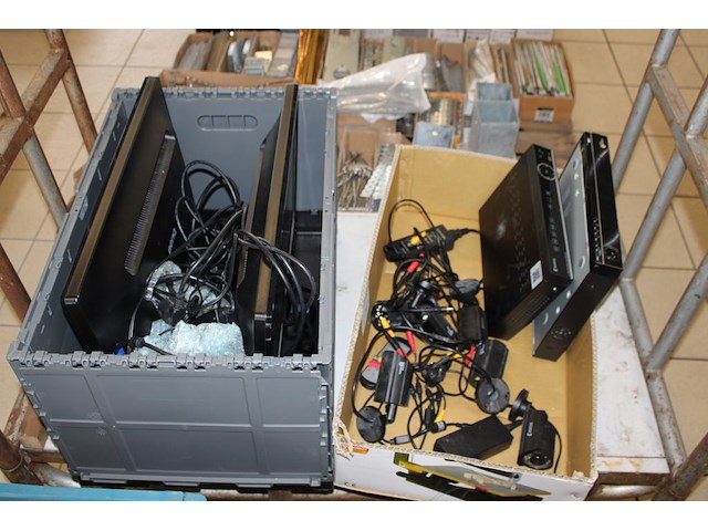 Twee bewakingssystemen konig en homeguard met 6 camera's en 2 monitoren. - afbeelding 1 van  3