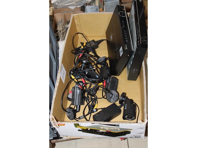 Twee bewakingssystemen konig en homeguard met 6 camera's en 2 monitoren. - afbeelding 2 van  3