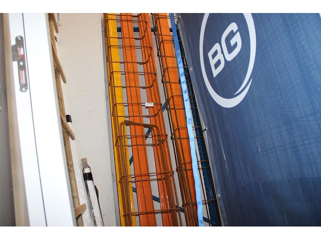 Twee bewapeningspilaren. afmeting 41 x 27 x circa 300 cm. - afbeelding 1 van  3