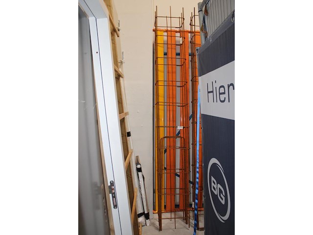 Twee bewapeningspilaren. afmeting 41 x 27 x circa 300 cm. - afbeelding 2 van  3