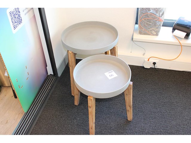Twee bijzettafels met doorsnede 39 en 49 cm. - afbeelding 1 van  2