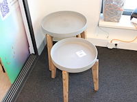 Twee bijzettafels met doorsnede 39 en 49 cm. - afbeelding 1 van  2