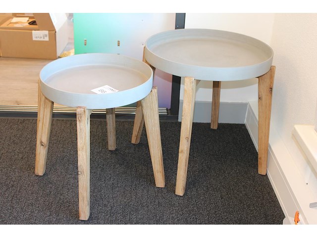 Twee bijzettafels met doorsnede 39 en 49 cm. - afbeelding 2 van  2