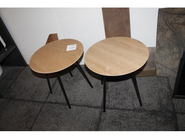 Twee bijzettafels met doorsnede 40 cm en hoogte 40 cm. - afbeelding 1 van  2