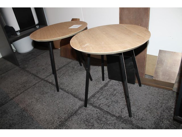 Twee bijzettafels met doorsnede 40 cm en hoogte 40 cm. - afbeelding 2 van  2