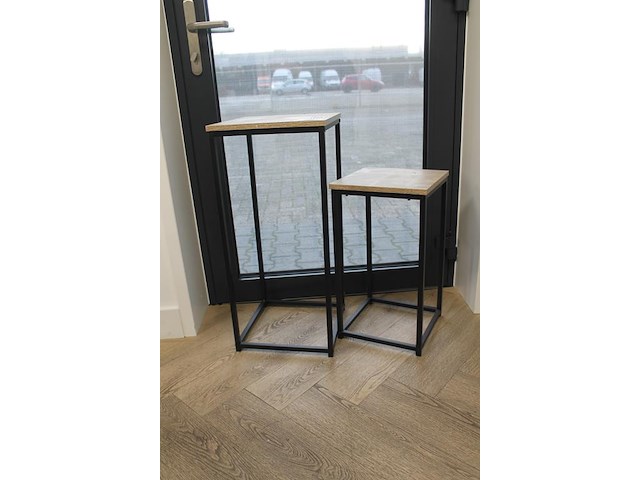 Twee bijzettafels met hoogte 55 en 75 cm. - afbeelding 2 van  2