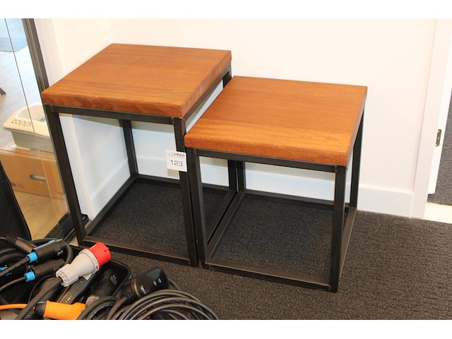 Twee bijzettafels met massief houten blad en afmeting 50 x 50 x 44/64 cm. - afbeelding 1 van  2