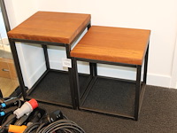 Twee bijzettafels met massief houten blad en afmeting 50 x 50 x 44/64 cm. - afbeelding 1 van  2