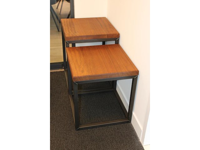 Twee bijzettafels met massief houten blad en afmeting 50 x 50 x 44/64 cm. - afbeelding 2 van  2