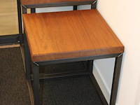 Twee bijzettafels met massief houten blad en afmeting 50 x 50 x 44/64 cm. - afbeelding 2 van  2